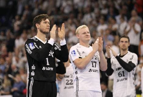 Foto Kieler Jubel after the final whistle here Niklas Landin and Patrick Wiencek Handball 1 Bundesliga Cup match on Wed 17 10 2018 THW Kiel DHfK Leipzig 31 23
