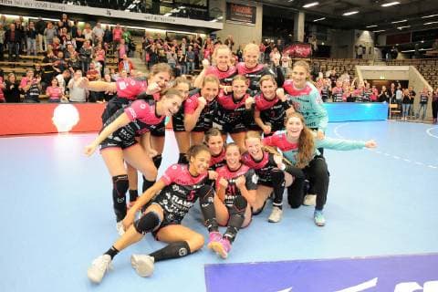 the TusSies cheers in at the end in Goeppingen TusSies Metzingen Handball HBF League match 17 10 2018 Photo TBaur Eibner FrischAuf Goeppingen vs TusSies Metzingen Goeppingen Copyright: xEIBNER TobiasxBaurx EP_TBR