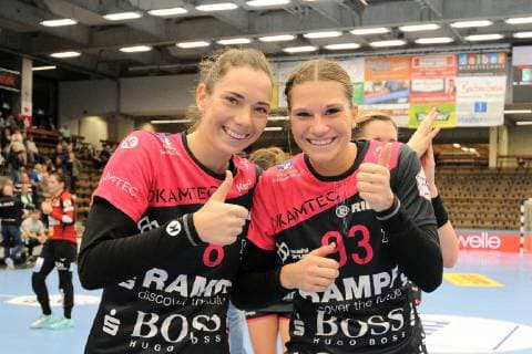 Monika Kobylinska TusSies Metzingen 8 and Julia Behnke TusSies Metzingen 93 are looking forward to victory in Goeppingen TusSies Metzingen Handball HBF League game 17 10 2018 Photo TBaur Eibner FrischAuf Goeppingen vs. TusSies Metzingen Goeppingen Copyright: xEIBNER TobiasxBaurx EP_TBR