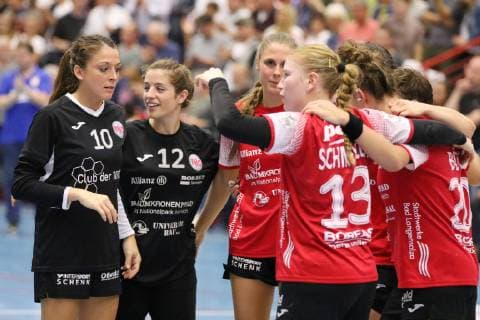 Victory cheers at vl Alexandra Mazzucco Thueringer HC 10 Kristy Zimmerman Thueringer HC 12 Alicia Stolle Thueringer HC 17 Meike Schmelzer Thueringer HC 13 Emily Boelk Thueringer HC 20 HSG Blomberg Lippe vs Thueringer HC Handball 1 Women Bundesliga 17 10 2018 HSG Blomberg Lippe vs Thueringer HC Handball 1 Bundesliga Women 17 10 2018 Blomberg Copyright: xEIBNER JanxStrohdiekx EP_JSK