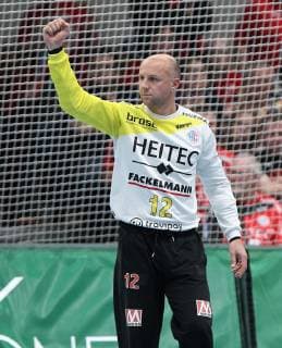 v left Gorazd Skof HC Erlangen cheers DHB Pokal Eighth finals DJK Rimpar Wölfe HC Erlangen xfsx