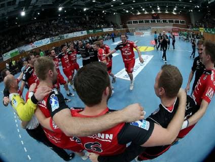 Germany Wuerzburg s Oliver Arena 17 10 2018 Handball DHB Pokal DJK Rimpar Woelfe HC Erlangen Picture v l Team of the Erlangen players celebrating the progress in the DHB Cup and move into the quarterfinals Copyright: HMBxMedia xHeikoxBecker