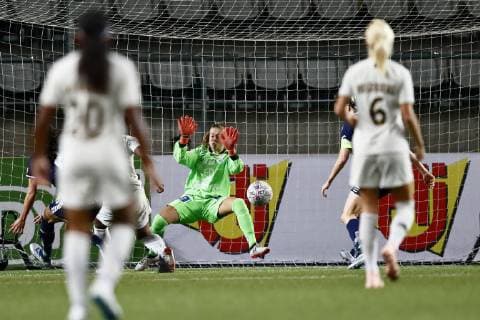 181017 Mal 0 1 by Paris Marie Antoinette Katoto past Linköpings malfunction Julia Nyström during the final final of the Champions League between Linköping and PSG on October 17, 2018 in Linköping  Copyright: PETERxHOLGERSSON BB181017PH073