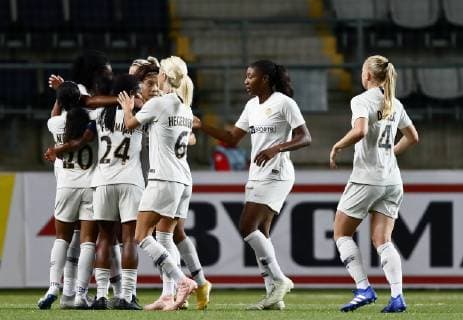 181017 Jubilee after template 0 2 of Paris Shuang Wang with the back hardened Paris Andrine Hegerberg and Paulina Dudek during the final final of the Champions League between Linköping and PSG on October 17, 2018 in Linköping  Copyright: PETERxHOLGERSSON BB181017PH076
