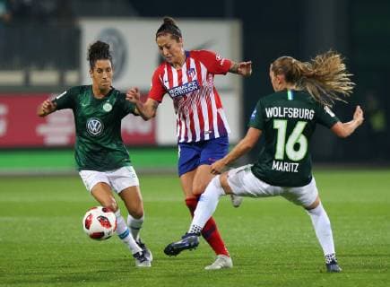 VfL vs Atlético Madrid CL Wolfsburg Germany 17 10 2018 FOOTBALL VfL Wolfsburg vs Atlético Madrid Champions League Eighth finals season 2015 2016 Volkswagen Arena Picture shows Claudia Neto VfL Wolfsburg Noelle Maritz VfL Wolfsburg Wolfsburg