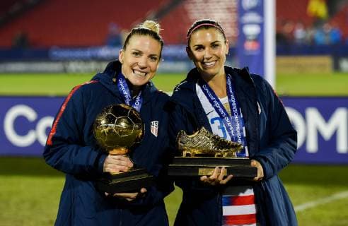Sport Themen der Woche KW42 Sport Bilder des Tages October 17, 2018 - Frisco, TX, United States - Frisco, TX - Wednesday October 17, 2018: The women s national teams of the United States (USA) and Canada (CAN) play in an 2018 CONCACAF Women™s Championship game at Toyota Stadium. Julie Ertz the Most Valuable Player award winner along with Alex Morgan the winner of the Golden Boot of the 2018 Women s CONCACAF Championship. - ZUMAt139 20181017_zaa_t139_094 Copyright: xBradxSmithx