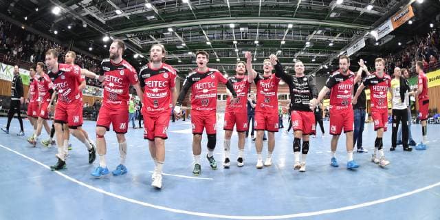 17 10 2018 Handball DHB Pokal Eighth finals season 2018 2019 DJK Rimpar Wolves HC Erlangen HCE OGo team chain Cheers Joy after the end of the game