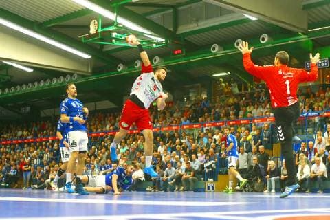 Jan Brosch Hamm in front of goalkeeper Radek Musil Aue left Kevin Roch Aue on the ground Mindaugas Dumcius Aue Handball 2 League 2018 19 EHV Aue ASV Hamm Westphalia on 18 10 2018 EHV Aue ASV Hamm Westphalia
