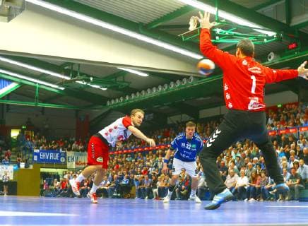 Per seven meters over Vincent Sohmann Hamm Goalkeeper Radek Musil Aue Handball 2 League 2018 19 EHV Aue ASV Hamm Westphalia on 18 10 2018 EHV Aue ASV Hamm Westphalia