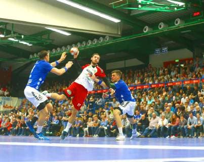 Goal shot by Sören Südmeier Hamm left Kevin Roch Aue right Sebastian Naumann Aue handball 2 league 2018 19 EHV Aue ASV Hamm Westphalia on 18 10 2018 EHV Aue ASV Hamm Westphalia
