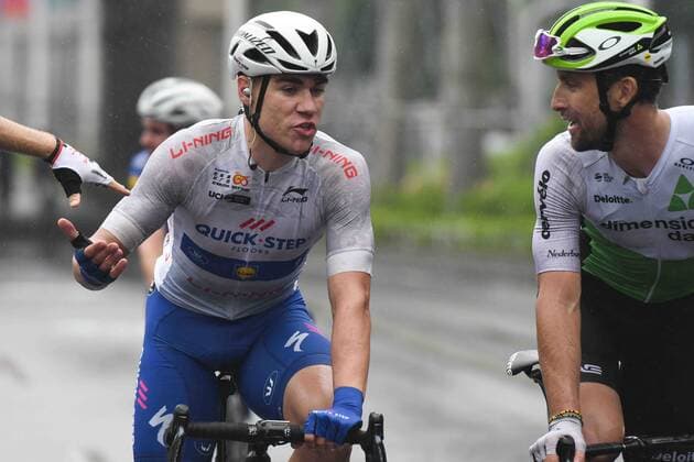 October 18, 2018 - Nanning, China - Fabio Jakobsen (Left) of Netherlands and Quick Step Floors in discussion with Bernhard Eisel of Austria and Dimension Data, after winning the third stage, 125.4km on Nanning Circuit Race, of the 2nd Cycling Tour de Guangxi 2018. .On Thursday, October 18, 2018, in, Nanning, China. Cycling 2018: Tour de Guangxi: Stage 3 - ZUMAn230 20181018_zaa_n230_191 Copyright: xArturxWidakx