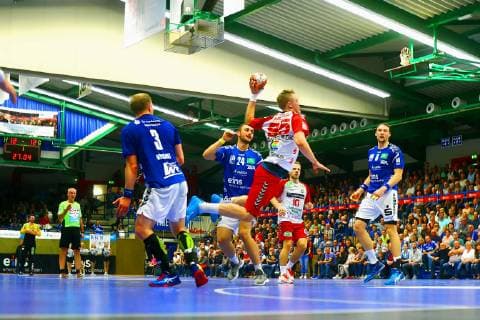 Goalkeeping by Jan von Boenigk Hamm next from the left Eric Meinhardt Aue Franz Schauer Aue Vincent Sohmann Hamm and Kevin Roch Aue Handball 2 League 2018 19 EHV Aue ASV Hamm Westphalia 26 26 18 10 2018 EHV Aue ASV Hamm Westphalia
