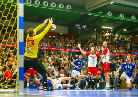 Goalkeeper Oliver Krechel Hamm masters the throw of Bengt Bornhorn Aue on the ground continues from the right Eric Meinhardt Aue Markus Fuchs Hamm Fabian Huesmann Hamm and Mindaugas Dumcius Aue Handball 2 League 2018 19 EHV Aue ASV Hamm Westphalia 26 26 18 10 2018 EHV Aue ASV Hamm Westphalia