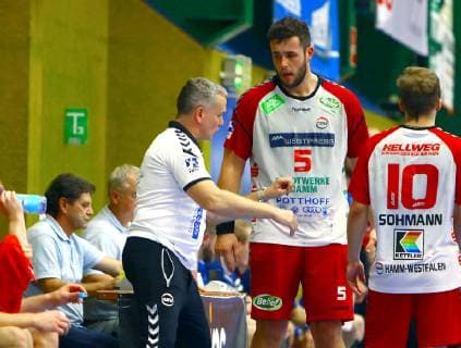 Coach Kay Rothenpieler Hamm with Jan Brosch Hamm right Vincent Sohmann Hamm Handball 2 League 2018 19 EHV Aue ASV Hamm Westphalia 26 26 at 18 10 2018 EHV Aue ASV Hamm Westphalia