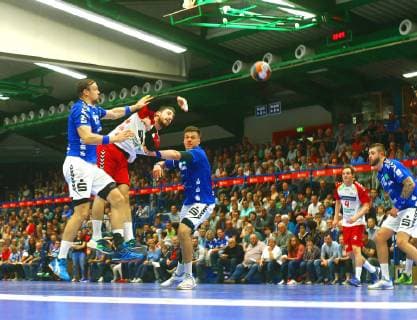Sören Südmeier Hamm who was able to score between Kevin Roch Aue on the left and Kevin Lux Aue on goal. Handball 2 Liga 2018 19 EHV Aue ASV Hamm Westphalia 26 26 18 10 2018 EHV Aue ASV Hamm Westphalia
