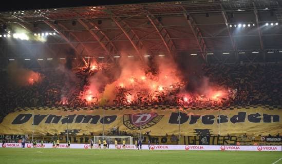 Sport Themen der Woche KW42 Sport Bilder des Tages Feuer im K-Block, 19.10.2018, Fussball, Dynamo Dresden - FC Erzgebirge Aue, DFL regulations prohibit any use of photographs as image sequences and or quasi-video, (c) *** Fire in the K Block 19 10 2018 Football Dynamo Dresden FC Erzgebirge Aue DFL regulations prohibit any use of images as image sequences or quasi video c