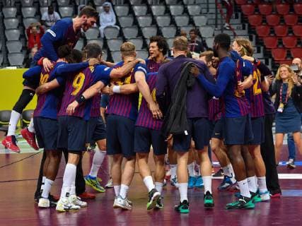 (181020) -- DOHA, Oct. 20, 2018 -- FC Barcelona Barca s players celebrate victory after winning the final match of the 2018 IHF Super Globe World Handball Club Championship against Fuchse Berlin in Doha, Capital of Qatar, Oct. 19, 2018. FC Barcelona won 29-24 to claim the title. ) (SP)QATAR-DOHA-HANDBALL-IHF-SUPER GLOBE-FINAL MATCH Nikku 