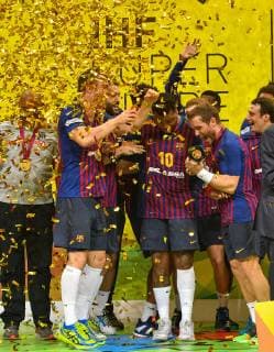 (181020) -- DOHA, Oct. 20, 2018 -- FC Barcelona Barca s players celebrate with the trophy after winning the final match of the 2018 IHF Super Globe World Handball Club Championship against Fuchse Berlin in Doha, Capital of Qatar, Oct. 19, 2018. FC Barcelona won 29-24 to claim the title. ) (SP)QATAR-DOHA-HANDBALL-IHF-SUPER GLOBE-AWARDING CEREMONY Nikku 