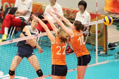 (181020) -- YOKOHAMA, Oct. 20, 2018 -- Zhu Ting (L) of China spikes during the final 3-4 match against the Netherlands at the 2018 Volleyball Women s World Championship WM Weltmeisterschaft in Yokohama, Japan, Oct. 20, 2018. China won 3-0. ) (SP)JAPAN-YOKOHAMA-VOLLEYBALL-WOMEN S WORLD CHAMPIONSHIP-CHINA VS NETHERLANDS DuxXiaoyi 