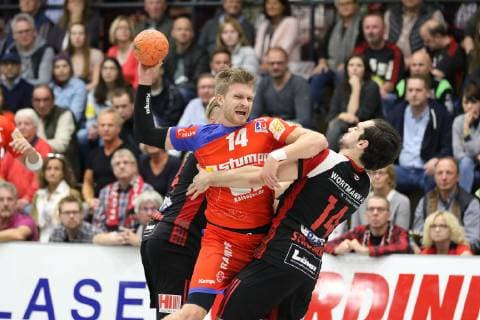 Oddur Gretarsson HBW Balingen Weilstetten 14 against Dener Jaanimaa TuS N Luebbecke 24 in the back and Peter Strosack TuS N Luebbecke 14 in front TuS N Luebbecke vs HBW Balingen Weilstetten Handball 2 Bundesliga 20 10 2018 TuS N Luebbecke vs HBW Balingen Weilstetten Handball 2 Bundesliga 20 10 2018 Luebbecke Copyright: xEIBNER JanxStrohdiekx EP_JSK