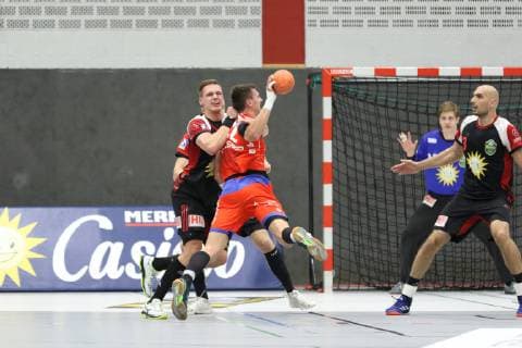 Jona Schoch HBW Balingen Weilstetten 22 against Patryk Walczak TuS N Luebbecke 7 left TuS N Luebbecke vs HBW Balingen Weilstetten Handball 2 Bundesliga 20 10 2018 TuS N Luebbecke vs HBW Balingen Weilstetten Handball 2 Bundesliga 20 10 2018 Luebbecke Copyright: xEIBNER JanxStrohdiekx EP_JSK
