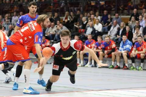 Moritz Schade TuS N Luebbecke 25 dying for Christoph Foth HBW Balingen Weilstetten 4 left past the ball behind TuS N Luebbecke vs HBW Balingen Weilstetten Handball 2 Bundesliga 20 10 2018 TuS N Luebbecke vs HBW Balingen Weilstetten Handball 2 Bundesliga 20 10 2018 Luebbecke Copyright: xEIBNER JanxStrohdiekx EP_JSK