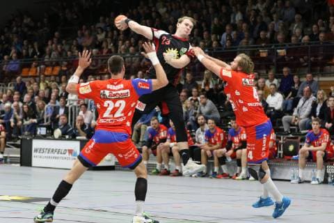 Valentin Spohn TuS N Luebbecke 23 against Jona Schoch HBW Balingen Weilstetten 22 left and Christoph Foth HBW Balingen Weilstetten 4 right TuS N Luebbecke vs HBW Balingen Weilstetten Handball 2 Bundesliga 20 10 2018 TuS N Luebbecke vs HBW Balingen Weilstetten Handball 2 Bundesliga 20 10 2018 Luebbecke Copyright: xEIBNER JanxStrohdiekx EP_JSK