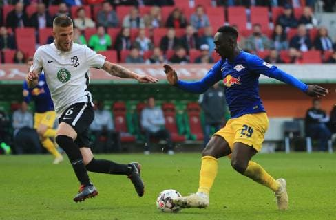 20 10 2018 1 BL FC Augsburg vs RB Leipzig WWK Arena Augsburg Football Sport im Bild Jeffrey Gouweleeuw FC Augsburg vs. Jean Kevin Augustin RB Leipzig DFL REGULATIONS PROHIBIT ANY USE OF PHOTOGRAPH AS IMAGE SEQUENCES AND OR QUASI VIDEO