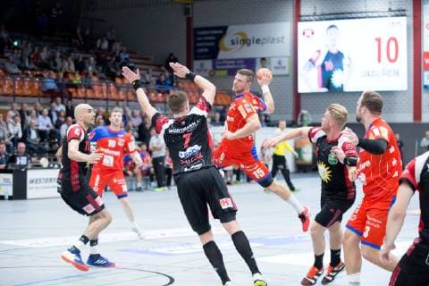 Luebbecke Germany 20 10 2018 2 HBL 2018 2019 TuS N Luebbecke vs HBW Balingen Weilstetten M Patryk Walczak Luebbecke Martin Strobel Balingen Weilstetten Luebbecke North Rhine Westphalia Germany Merkur Arena