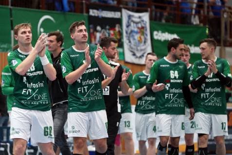 Player of the DJK Rimpar Wölfe thanks the fans Thanks DKB 2 Handball Bundesliga DJK Rimpar Wolves Dessau Rosslauer HV 06 xfsx