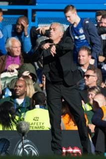 Sport Themen der Woche KW42 Sport Bilder des Tages Jos? Mourinho Manager of Man Utd signals to the official in injury time during the Premier League match between Chelsea and Manchester United ManU at Stamford Bridge, London, England on 20 October 2018. **EDITORIAL USE ONLY** - Copyright: xAndyxRowlandx PMI-2330-0027
