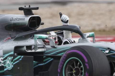 Sport Bilder des Tages AUSTIN, TX - OCTOBER 20: Mercedes driver Lewis Hamilton (44) of Great Britain gives thumbs up to crowd after winning pole position for the F1 United States Grand Prix on October 20, 2018, at Circuit of the Americas in Austin, TX. (Photo by John Crouch Icon Sportswire) AUTO: OCT 20 F1 - United States Grand Prix Icon18102030471 EDITORIAL USE ONLY