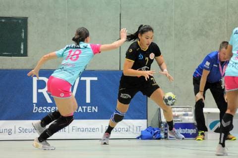 Karina Sisenova Astrakhanochka 7 against Julia Harsfalvi TusSies Metzingen 18 TusSies Metzingen Handball HBF EHF League game 20 10 2018 Photo TBaur Eibner TusSies Metzingen vs. Astrakhanochka Metzingen Copyright: xEIBNER TobiasxBaurx EP_TBR