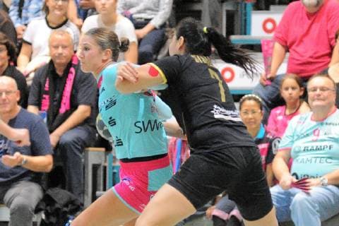 Julia Behnke TusSies Metzingen 93 against Karina Sisenova Astrakhanochka 7 TusSies Metzingen Handball HBF EHF League game 20 10 2018 Photo TBaur Eibner TusSies Metzingen vs. Astrakhanochka Metzingen Copyright: xEIBNER TobiasxBaurx EP_TBR