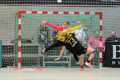 Isabel Roch TusSies Metzingen 26 in goal against Sofiia Ignatovich Astrakhanochka 73 TusSies Metzingen Handball HBF EHF League game 20 10 2018 Photo TBaur Eibner TusSies Metzingen vs. Astrakhanochka Metzingen Copyright: xEIBNER TobiasxBaurx EP_TBR