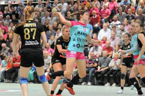 Patricia Kovacs TusSies Metzingen 9 against Irina Snopova Astrakhanochka 87 TusSies Metzingen Handball HBF EHF League game 20 10 2018 Photo TBaur Eibner TusSies Metzingen vs. Astrakhanochka Metzingen Copyright: xEIBNER TobiasxBaurx EP_TBR