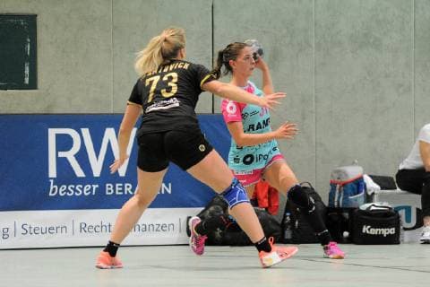 Kelly Vollebregt TusSies Metzingen 31 v Sofiia Ignatovich Astrakhanochka 73 TusSies Metzingen Handball HBF EHF League match 20 10 2018 Photo TBaur Eibner TusSies Metzingen v Astrakhanochka Metzingen Copyright: xEIBNER TobiasxBaurx EP_TBR
