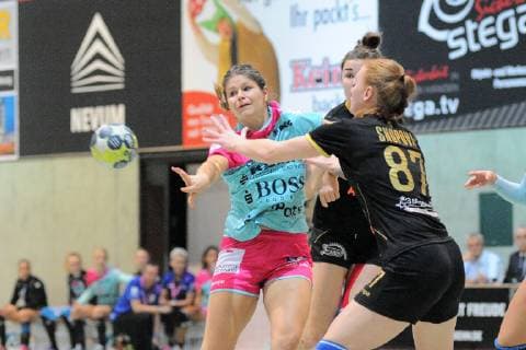 Patricia Kovacs TusSies Metzingen 9 against Irina Snopova Astrakhanochka 87 TusSies Metzingen Handball HBF EHF League game 20 10 2018 Photo TBaur Eibner TusSies Metzingen vs. Astrakhanochka Metzingen Copyright: xEIBNER TobiasxBaurx EP_TBR