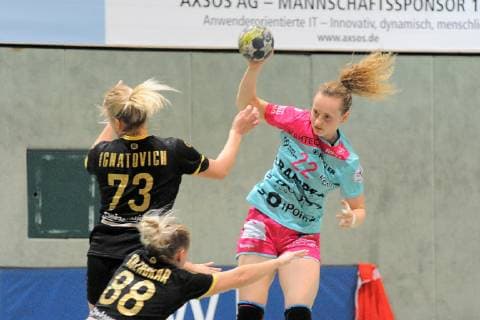 Maren Weigel TusSies Metzingen 22 v Sofiia Ignatovich Astrakhanochka 73 TusSies Metzingen Handball HBF EHF League match 20 10 2018 Photo TBaur Eibner TusSies Metzingen v Astrakhanochka Metzingen Copyright: xEIBNER TobiasxBaurx EP_TBR