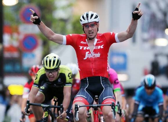 Radsport, John Degenkolb gewinnt Japan-Cup October 20, 2018, Utsunomiya, Japan - German cyclist John Degednkolb of Trek Segafredo raises his arms in the air as he won the Japan Cup Criterium in Utsunomiya, 100km north of Tokyo on Saturday, October 20, 2018. NOxTHIRDxPARTYxSALES.  (88401575)