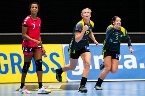 181021 Brest Marie Allison Pineau dies while Sävehofs Elin Hallagard and Joanna Lindvall Haggren cheers during the Champions League match between Sävehof and Brest on October 21, 2018 in Partille  Copyright: MATHIASxBERGELD BB181021MB005