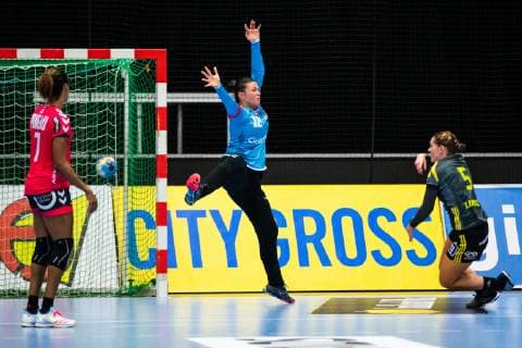 181021 Sävehofs Joanna Lindvall The Haggers Mock Brests Muffler Filippa Idehn during the Handball Matches in the Champions League between Sävehof and Brest on October 21, 2018 in Partille  Copyright: MATHIASxBERGELD BB181021MB011