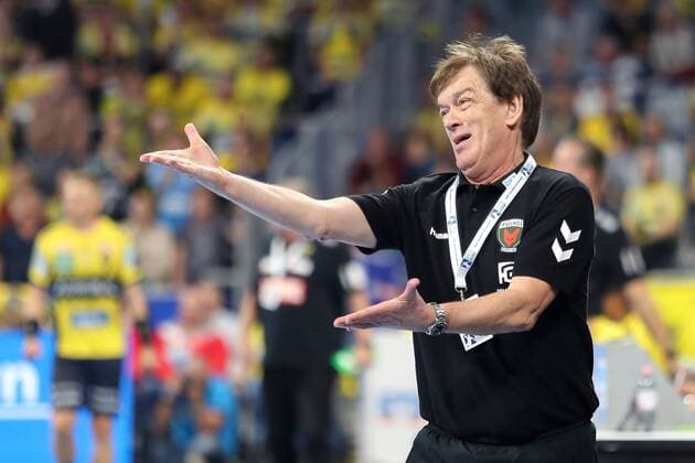 Velimir Petkovic coach head coach foxes berlin gives instructions gesticulating gesturing with arms gives instructions gesticulate single action action scene scene disappointed looking disappointment frustration disappointed pessimistic handball DKB Bundesliga Rhine Neckar lion foxes Berlin xozx