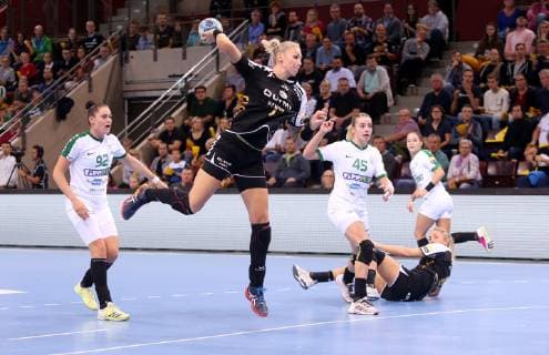 BAU 21 10 2018 Ludwigsburg Handball SG BBM Bietigheim vs FTC Rail Cargo Hungaria Luisa Schulze BBM above