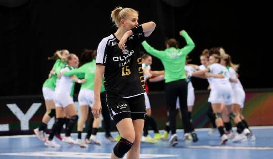 BAU 21 10 2018 Ludwigsburg Handball SG BBM Bietigheim vs. FTC Rail Cargo Hungaria Kim Naidzinavicius BBM disappointed while Hungarias team cheered in the background
