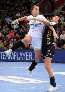 BAU 21 10 2018 Ludwigsburg Handball SG BBM Bietigheim vs FTC Rail Cargo Hungaria v l Aniko Kovacsics Hungaria Fie Woller BBM