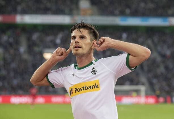 Jubel Jonas HOFMANN MG after his goal to 1 0 Gesture Gesture Hoeren Ohr Soccer 1 Bundesliga 8 Matchday Borussia Moenchengladbach MG 1 FSV Mainz 05 MZ 4 0 am 21 10 2018 in Moenchengladbach Germany DFL regulations prohibit any use of images as image sequences and or quasi video