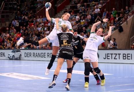 BAU 21 10 2018 Ludwigsburg Handball SG BBM Bietigheim vs FTC Rail Cargo Hungaria Kinga Klivinyi Hungaria above
