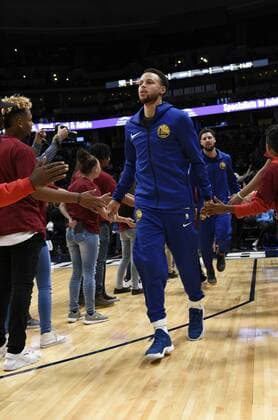 Golden State Warriors guard Stephen Curry 30, gets high fives from young fans before the NBA Basketball Herren USA game between Denver Nuggets and Golden State Warriors, at the Pepsi Center in Denver, USA, 21 October 2018. Denver Nuggets vs Golden State Warriors !ACHTUNG: NUR REDAKTIONELLE NUTZUNG!  Copyright: xToddxPiersonx DEN01 20181022-636757747163583316