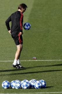 Real Madrid s head coach performs with the ball during a training session at the team s Valdebebas Sports City in Madrid, Spain, 22 October 2018. Real Madrid will face Viktoria Plzen in their UEFA Champions League soccer match on 23 October 2018. Training session of Real Madrid !ACHTUNG: NUR REDAKTIONELLE NUTZUNG!  Copyright: xJAVIERxLIZÓNx GRAF1987 20181022-636758088510743129